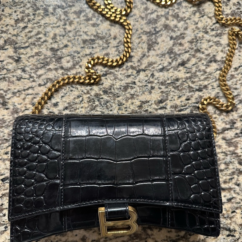 WOMEN'S HOURGLASS WALLET ON CHAIN CROCODILE
EMBOSSED IN BLACK